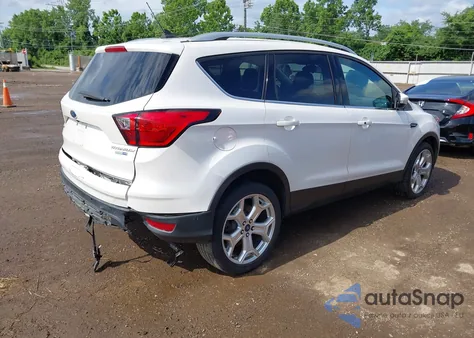 2019 Ford Escape Titanium z USA, uszkodzony, nr VIN 1FMCU9J98KUA95238